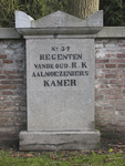 902974 Afbeelding van de steen voor de grafkelder van de Regenten van de Oud R.K. Aalmoezenierskamer (nr. 37) in de ...